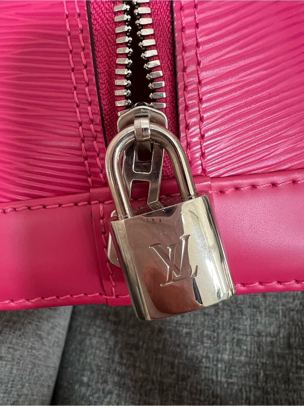 Louis Vuitton Alma PM EPI fuchsia - Picture 13 of 16